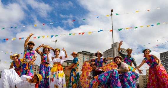 Quadrilhão de Perna de Pau anima o Teatro Flávio Império