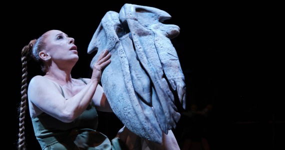 Queda de Baleia estreia em cemitério e reflete sobre a morte