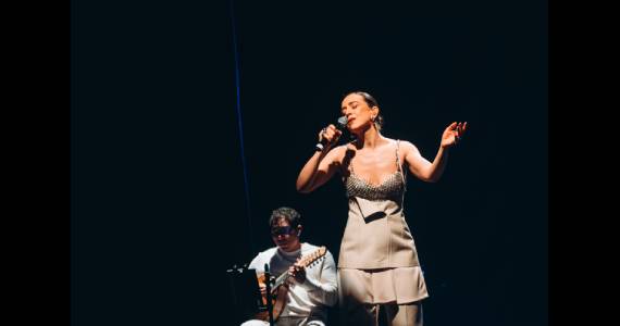 Roberta Sá mostra seu lado mais intimista e toca seus maiores hits