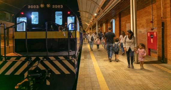Trem da República celebra mães com viagem noturna e jantar