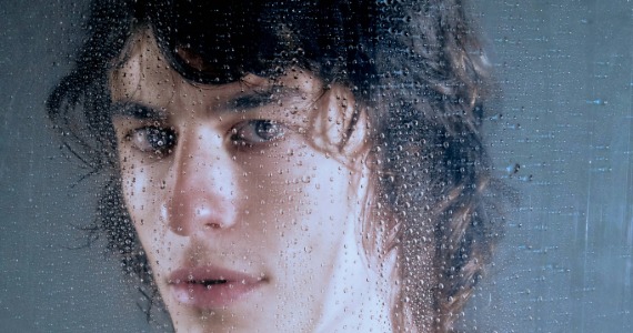 Peça “Triste! Triste... Triste?” aborda o luto e a busca por identidade no Teatro do Núcleo Experimental