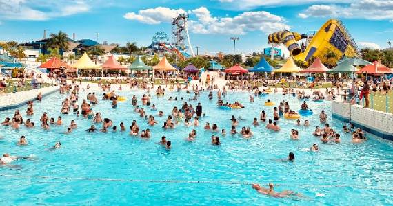 Wet'n Wild transforma Carnaval em festival aquático com Trio Elétrico e Aquadance