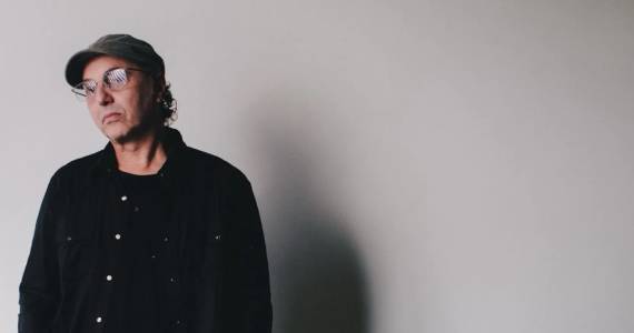 Evoé: Zeca Baleiro grava videocast ao vivo com bate-papo e música Evoé: Zeca Baleiro grava videocast ao vivo com bate-papo e música