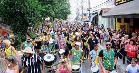 Ensaio Aberto Bloco Akió toca no ritmo pulsante do Carnaval