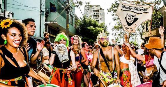 Bloco Arrianu Suassunga desfila com dançarinas e foliões inspirados pelo mestre Angelo Madureira em Pinheiros Eventos BaresSP 570x300 imagem