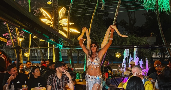 Noite árabe com shows de dança do ventre e gastronomia típica no Dunas Bar 