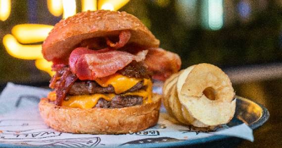 Dia do Bacon no Meat Downtown Burgers Eventos BaresSP 570x300 imagem