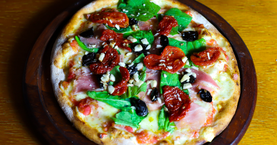 Pizzaria Todo Sabor apresenta a exclusiva Pizza de Alho Negro Eventos BaresSP 570x300 imagem