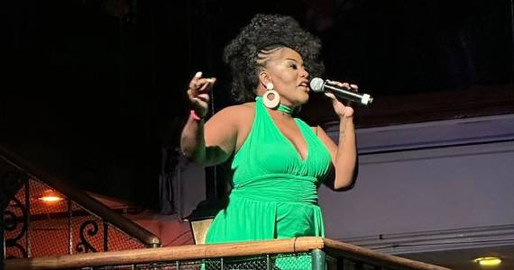 Vanessa Jackson faz show no Bourbon Street