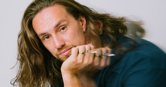 Vitor Kley apresenta show intimista de voz e violão no Teatro Bradesco em São Paulo