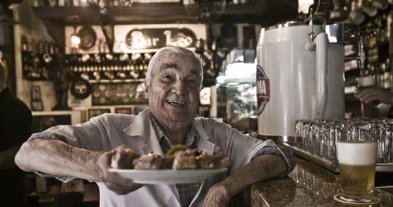 Bar Leo homenageia funcionário centenário com Double Chopp