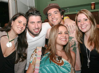 Véspera de feriado tem show acústico com Caio Cesar e Diego no Estação Mandaqui