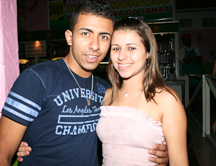 Futebol e pagode ditam o ritmo do domingo do Bar Mangueira
