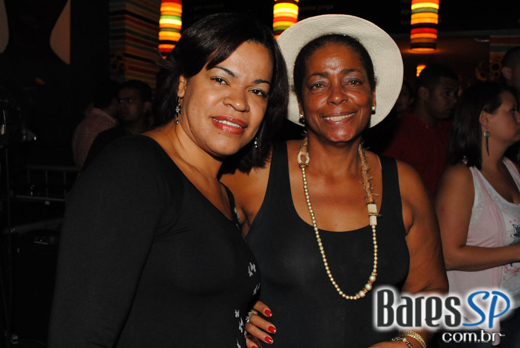 Swing Fino toca samba-rock no aniversário de 8 anos do Diquinta Swing Fino toca samba-rock no aniversário de 8 anos do Diquinta