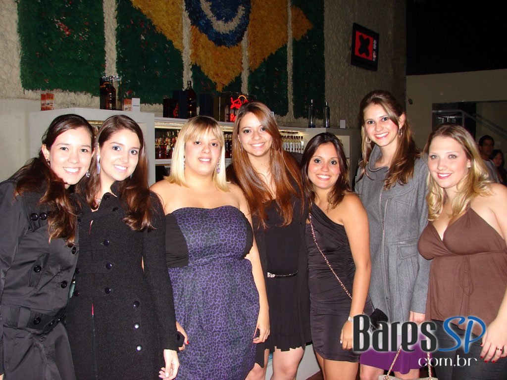 Café de La Musique agita a noite com os DJs Max Sabetta e Tovitz Café de La Musique agita a noite com os DJs Max Sabetta e Tovitz