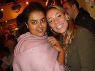 Música ao vivo com o cantor Vini no happy hour do Paralelo 12:27