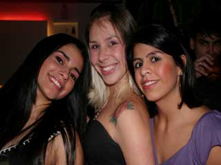 Sexta Friends com música sertaneja ao vivo e DJ sets no Ébano Bar