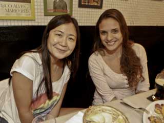 Happy Hour do Bar Genial com chopp cremoso e deliciosos petiscos.