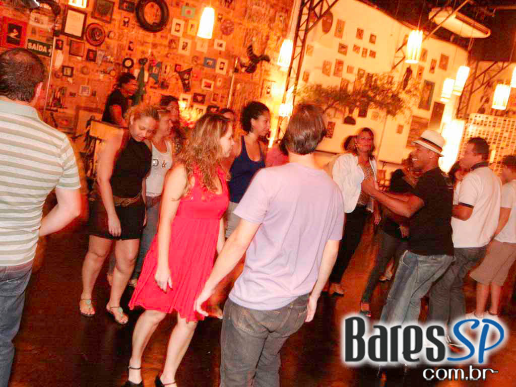 Cantora Dona Duda apresentou grandes sucessos do samba no Diquinta Cantora Dona Duda apresentou grandes sucessos do samba no Diquinta