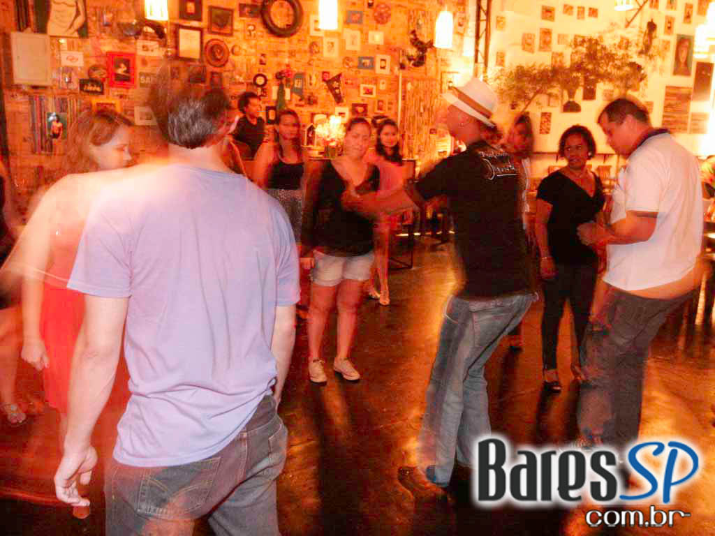 Cantora Dona Duda apresentou grandes sucessos do samba no Diquinta Cantora Dona Duda apresentou grandes sucessos do samba no Diquinta