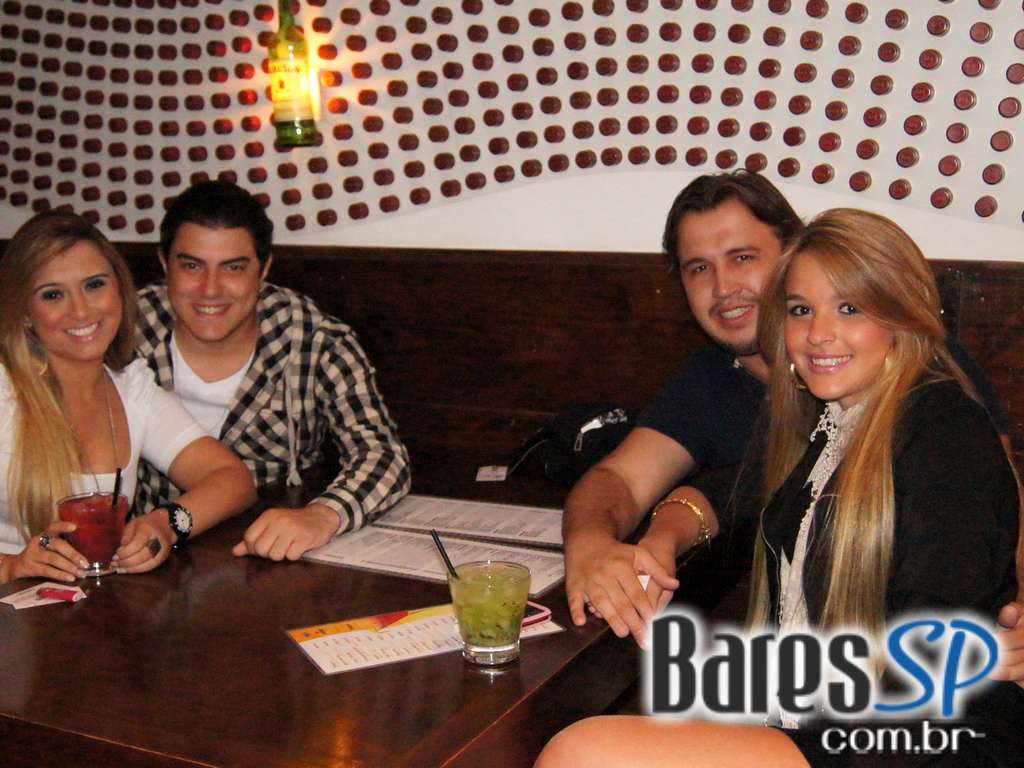 Variedade de pratos e bebidas no Happy hour do Sr. Pitanga Variedade de pratos e bebidas no Happy hour do Sr. Pitanga