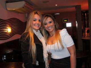 Variedade de pratos e bebidas no Happy hour do Sr. Pitanga