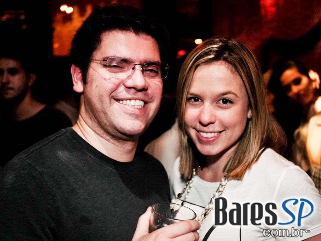 DJs residentes e convidados na véspera de feriado do Lions Nightclub DJs residentes e convidados na véspera de feriado do Lions Nightclub