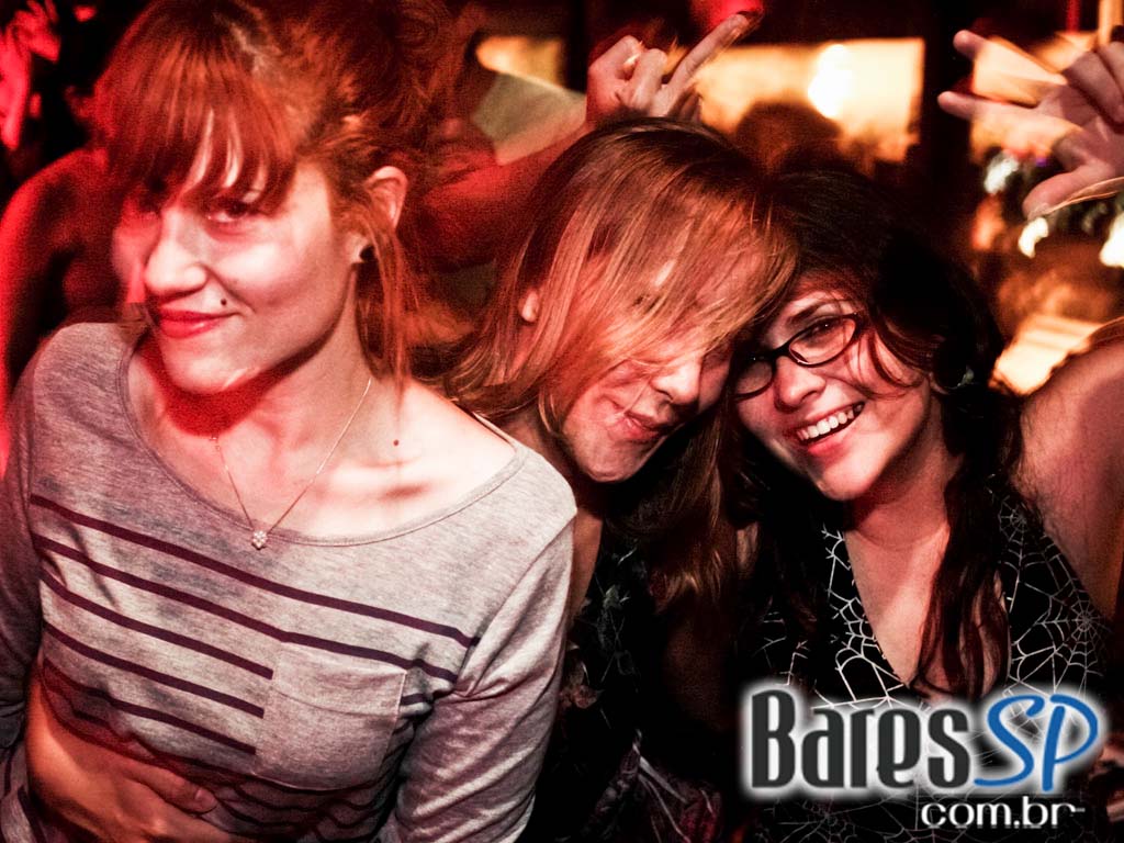 DJs residentes e convidados na véspera de feriado do Lions Nightclub DJs residentes e convidados na véspera de feriado do Lions Nightclub