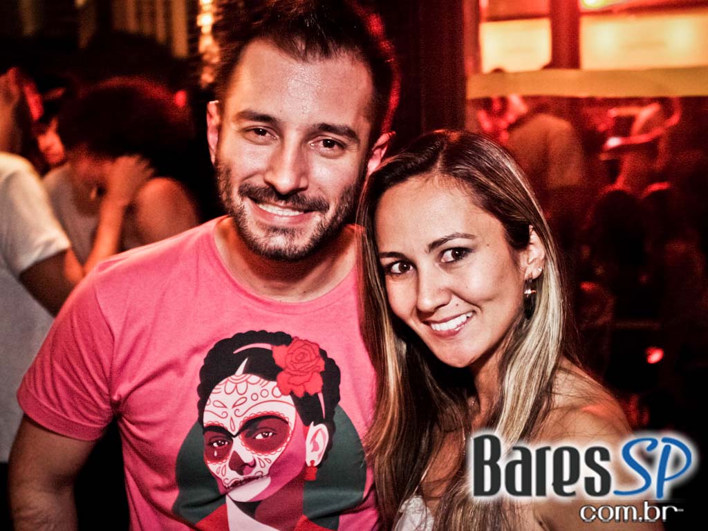 DJs residentes e convidados na véspera de feriado do Lions Nightclub DJs residentes e convidados na véspera de feriado do Lions Nightclub