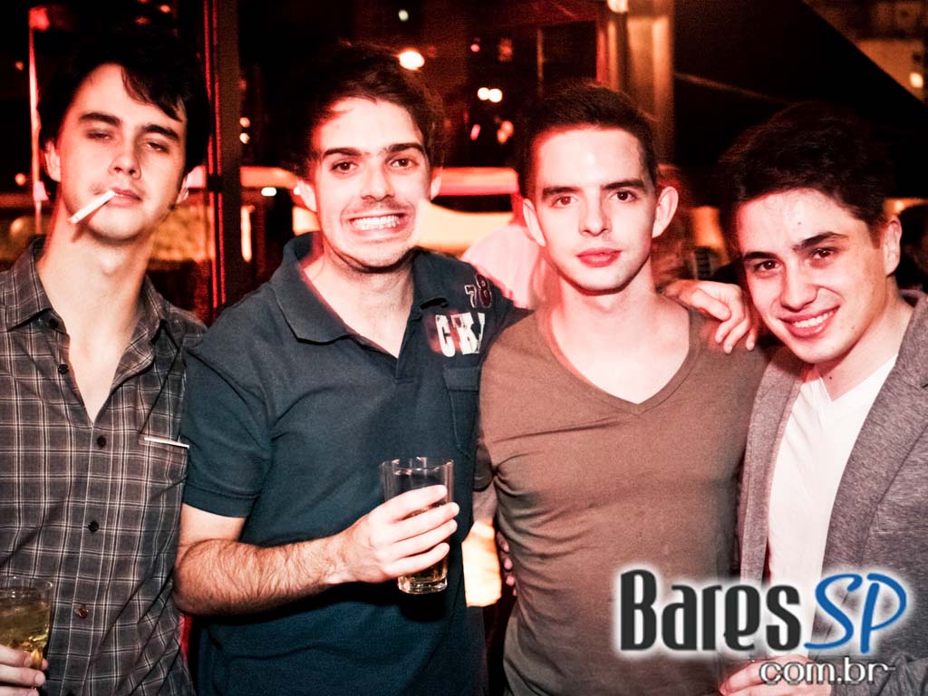 DJs residentes e convidados na véspera de feriado do Lions Nightclub DJs residentes e convidados na véspera de feriado do Lions Nightclub