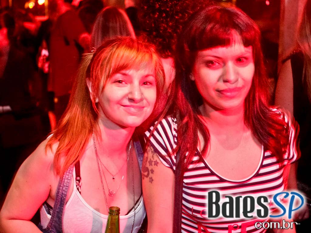 DJs residentes e convidados na véspera de feriado do Lions Nightclub DJs residentes e convidados na véspera de feriado do Lions Nightclub