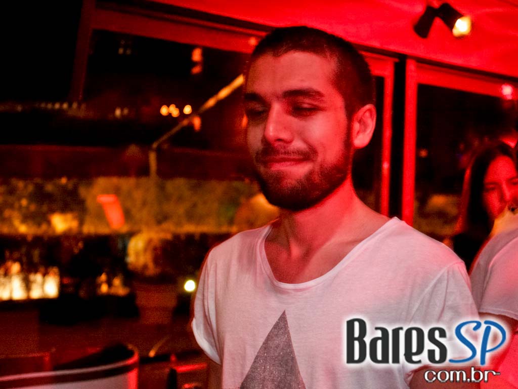 DJs residentes e convidados na véspera de feriado do Lions Nightclub DJs residentes e convidados na véspera de feriado do Lions Nightclub