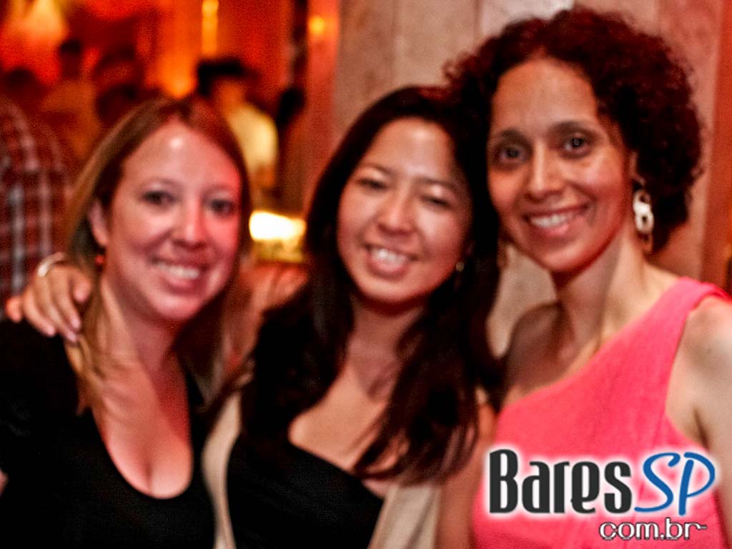 DJs residentes e convidados na véspera de feriado do Lions Nightclub DJs residentes e convidados na véspera de feriado do Lions Nightclub