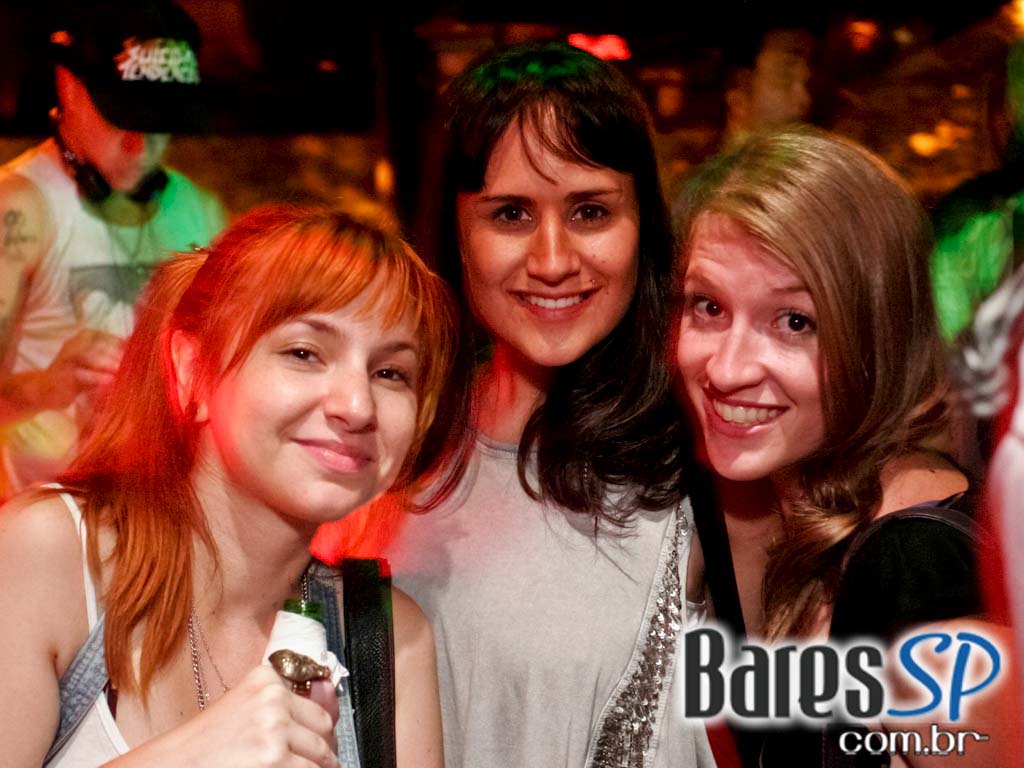 DJs residentes e convidados na véspera de feriado do Lions Nightclub DJs residentes e convidados na véspera de feriado do Lions Nightclub