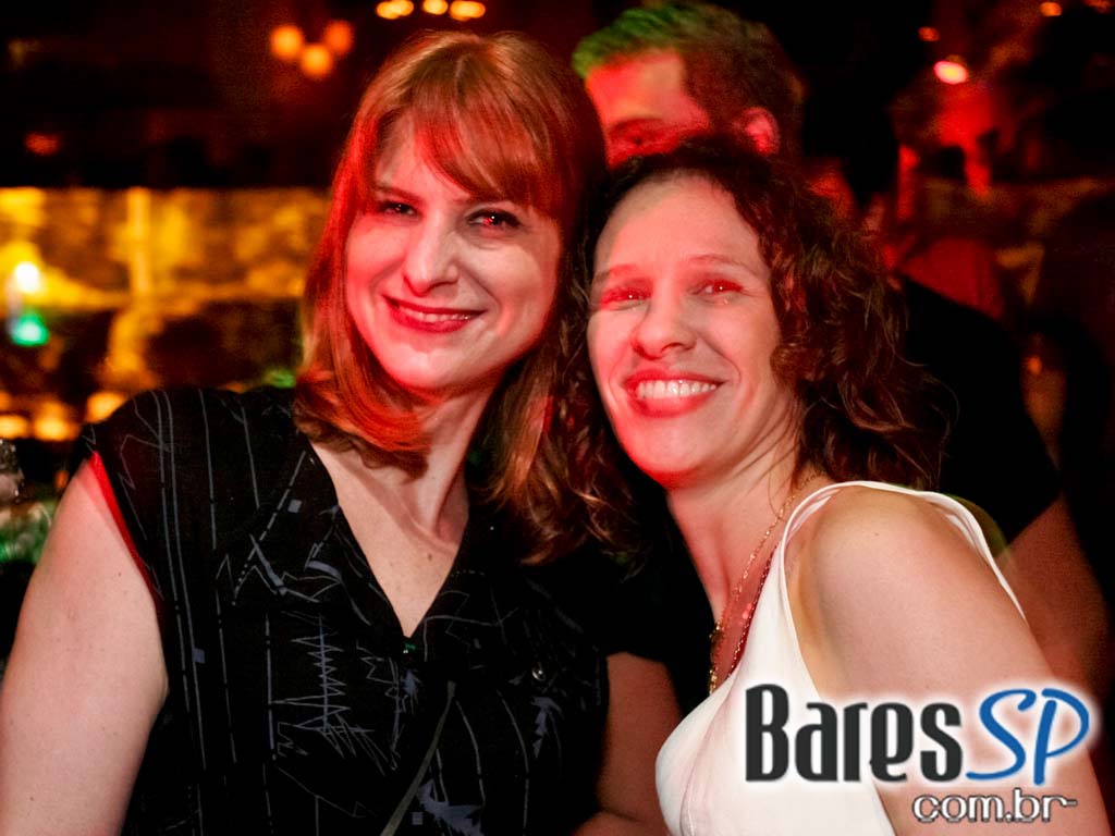 DJs residentes e convidados na véspera de feriado do Lions Nightclub DJs residentes e convidados na véspera de feriado do Lions Nightclub