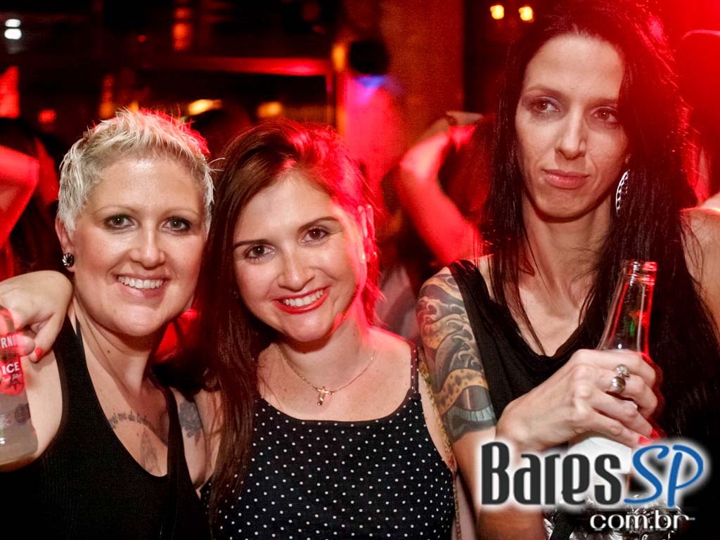 DJs residentes e convidados na véspera de feriado do Lions Nightclub DJs residentes e convidados na véspera de feriado do Lions Nightclub