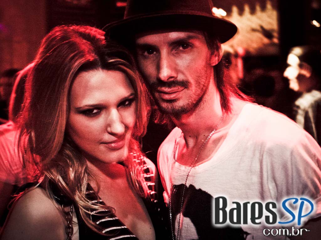 DJs residentes e convidados na véspera de feriado do Lions Nightclub DJs residentes e convidados na véspera de feriado do Lions Nightclub