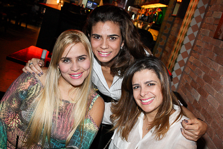 Ambiente descolado com cerveja e drinks no happy hour do Wall Street Bar