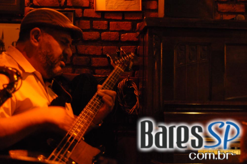 Trio Expresso animou a noite de sexta-feira do Piratiniga Bar Trio Expresso animou a noite de sexta-feira do Piratiniga Bar