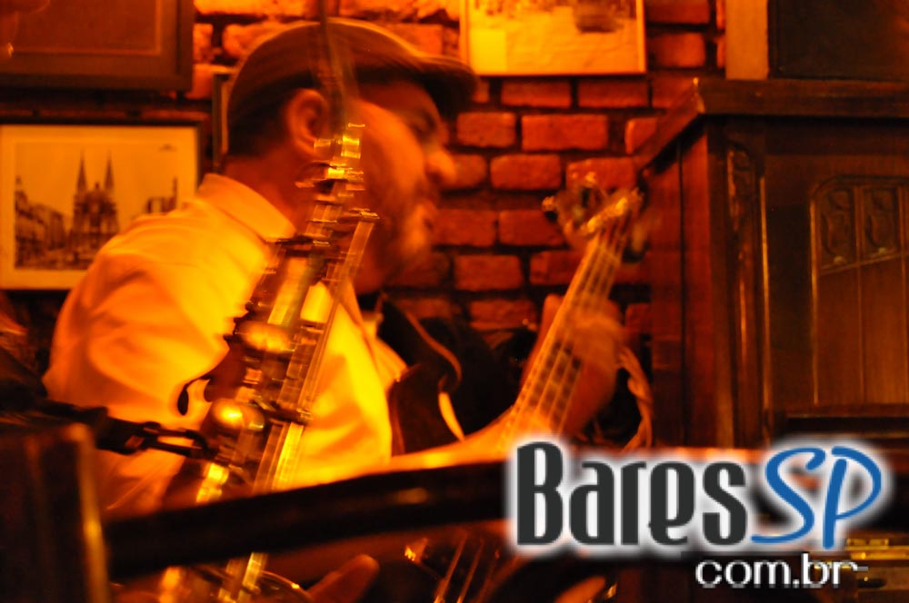 Trio Expresso animou a noite de sexta-feira do Piratiniga Bar Trio Expresso animou a noite de sexta-feira do Piratiniga Bar