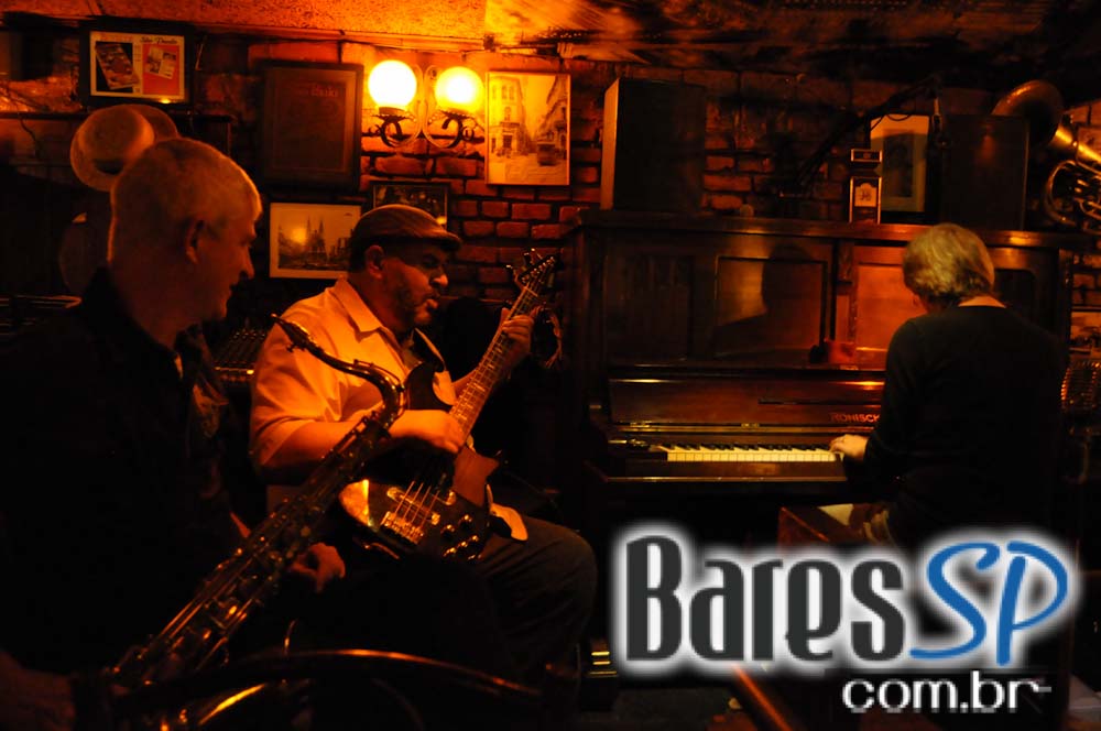 Trio Expresso animou a noite de sexta-feira do Piratiniga Bar Trio Expresso animou a noite de sexta-feira do Piratiniga Bar