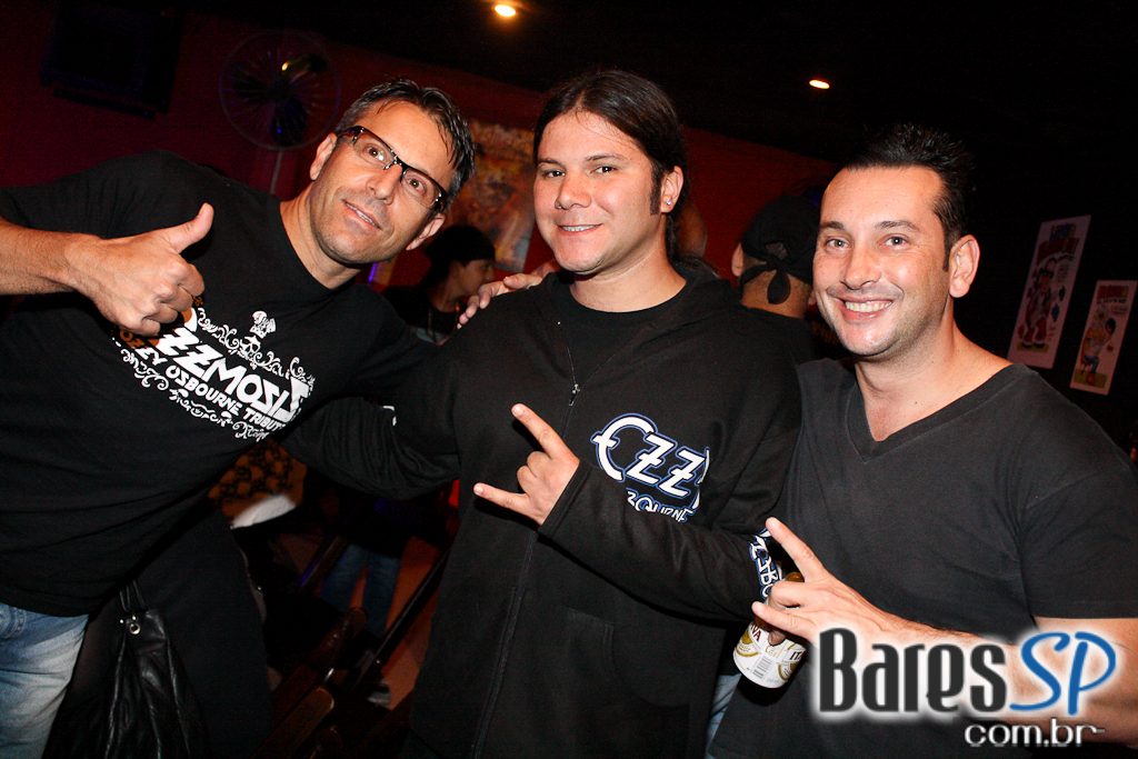 Banda Ozzmosis prestou homenagem a Ozzy Osbourne no palco do Blackmore Rock Bar Banda Ozzmosis prestou homenagem a Ozzy Osbourne no palco do Blackmore Rock Bar