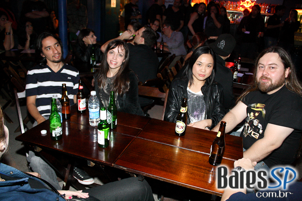 Banda Ozzmosis prestou homenagem a Ozzy Osbourne no palco do Blackmore Rock Bar Banda Ozzmosis prestou homenagem a Ozzy Osbourne no palco do Blackmore Rock Bar