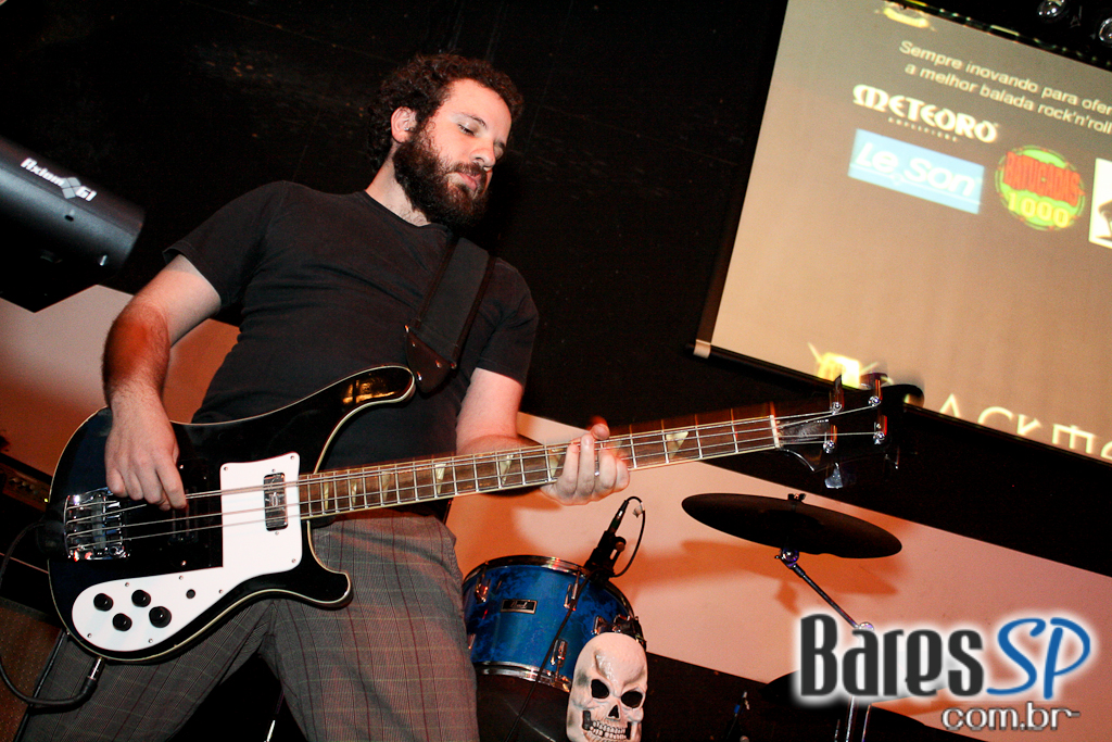 Banda Ozzmosis prestou homenagem a Ozzy Osbourne no palco do Blackmore Rock Bar Banda Ozzmosis prestou homenagem a Ozzy Osbourne no palco do Blackmore Rock Bar