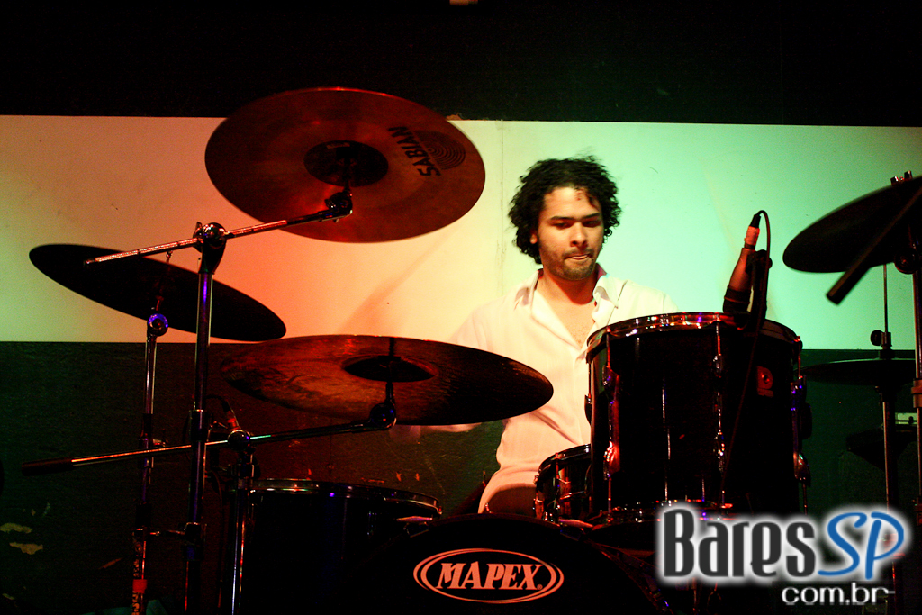 Banda Ozzmosis prestou homenagem a Ozzy Osbourne no palco do Blackmore Rock Bar Banda Ozzmosis prestou homenagem a Ozzy Osbourne no palco do Blackmore Rock Bar