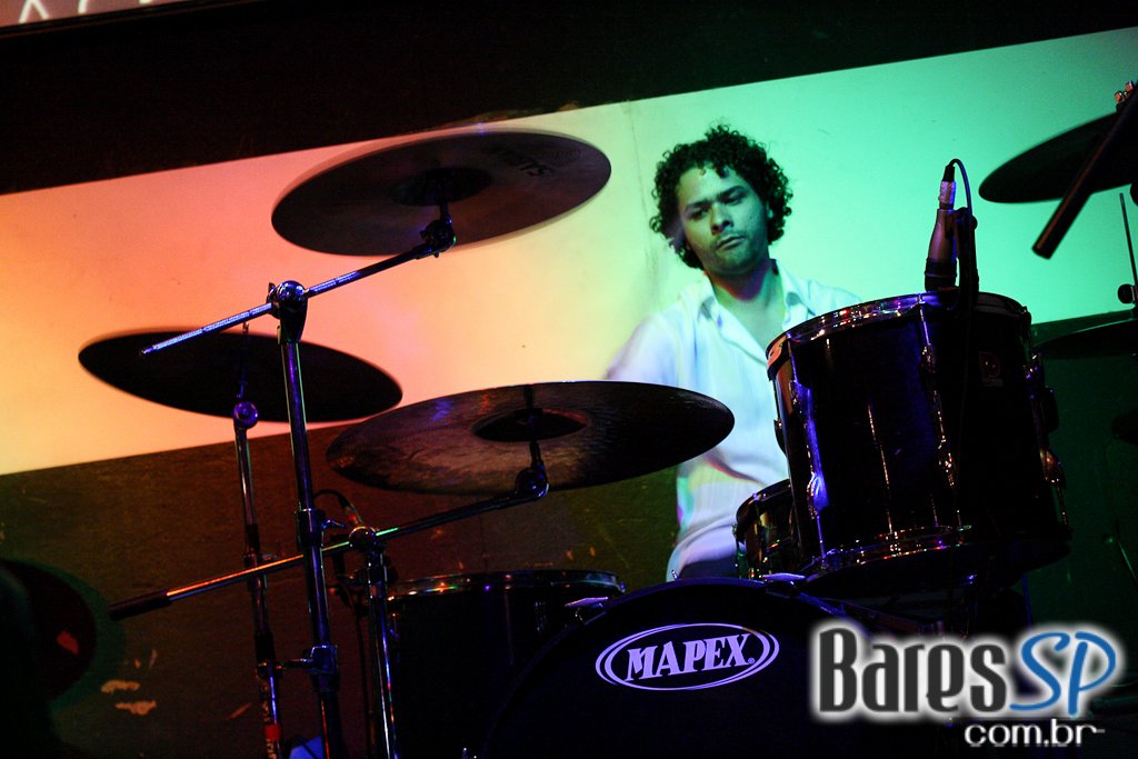 Banda Ozzmosis prestou homenagem a Ozzy Osbourne no palco do Blackmore Rock Bar Banda Ozzmosis prestou homenagem a Ozzy Osbourne no palco do Blackmore Rock Bar