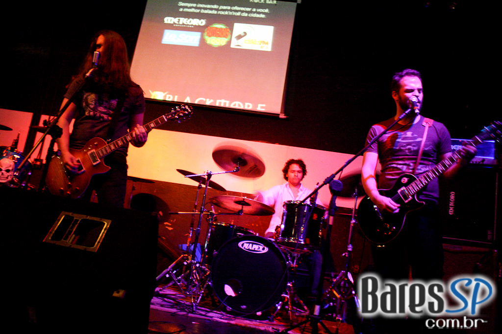 Banda Ozzmosis prestou homenagem a Ozzy Osbourne no palco do Blackmore Rock Bar Banda Ozzmosis prestou homenagem a Ozzy Osbourne no palco do Blackmore Rock Bar