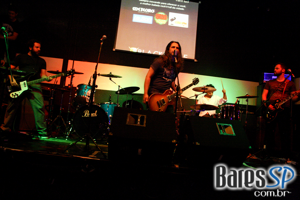 Banda Ozzmosis prestou homenagem a Ozzy Osbourne no palco do Blackmore Rock Bar Banda Ozzmosis prestou homenagem a Ozzy Osbourne no palco do Blackmore Rock Bar