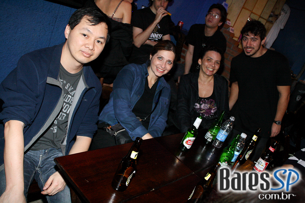 Banda Ozzmosis prestou homenagem a Ozzy Osbourne no palco do Blackmore Rock Bar Banda Ozzmosis prestou homenagem a Ozzy Osbourne no palco do Blackmore Rock Bar