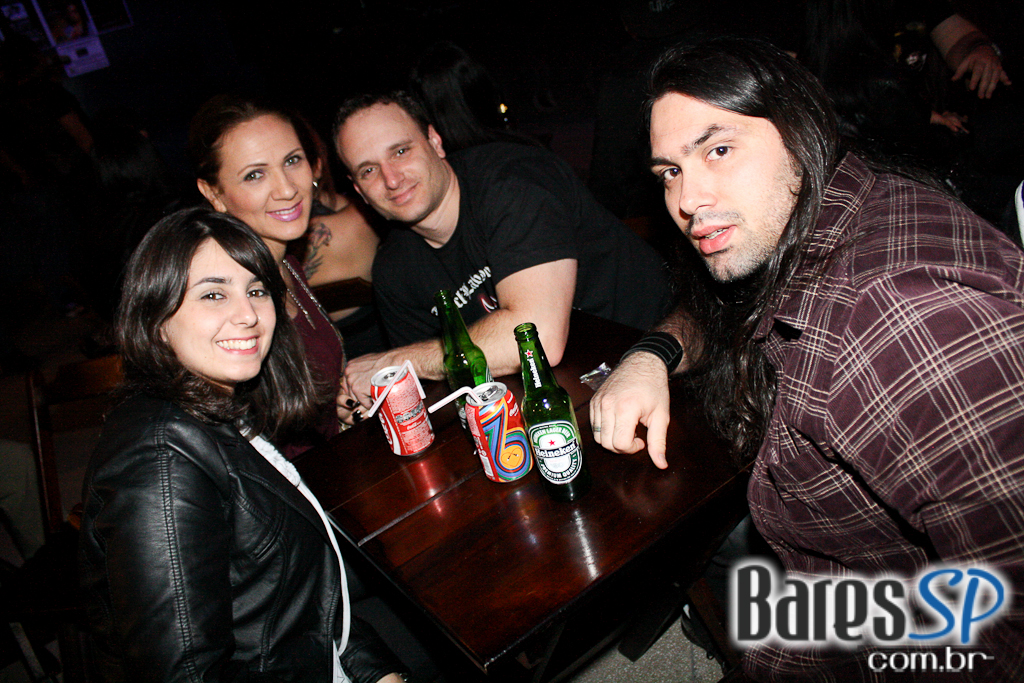 Banda Ozzmosis prestou homenagem a Ozzy Osbourne no palco do Blackmore Rock Bar Banda Ozzmosis prestou homenagem a Ozzy Osbourne no palco do Blackmore Rock Bar